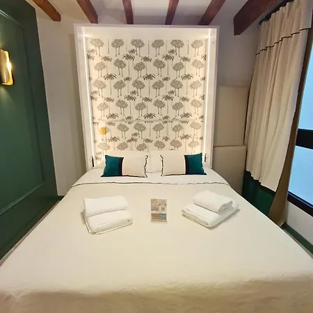 Refined And Practical In Historic Center Of Lejlighed *